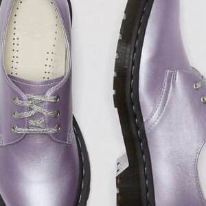 Dr. Martens Women‘s Lavender Metallic Virginia Shoes. Size 7